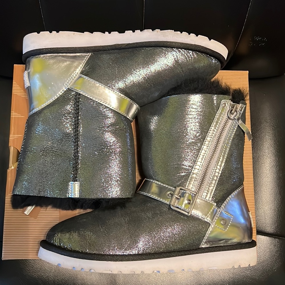 UGG BLAISE METALLIC PATENT -  J4